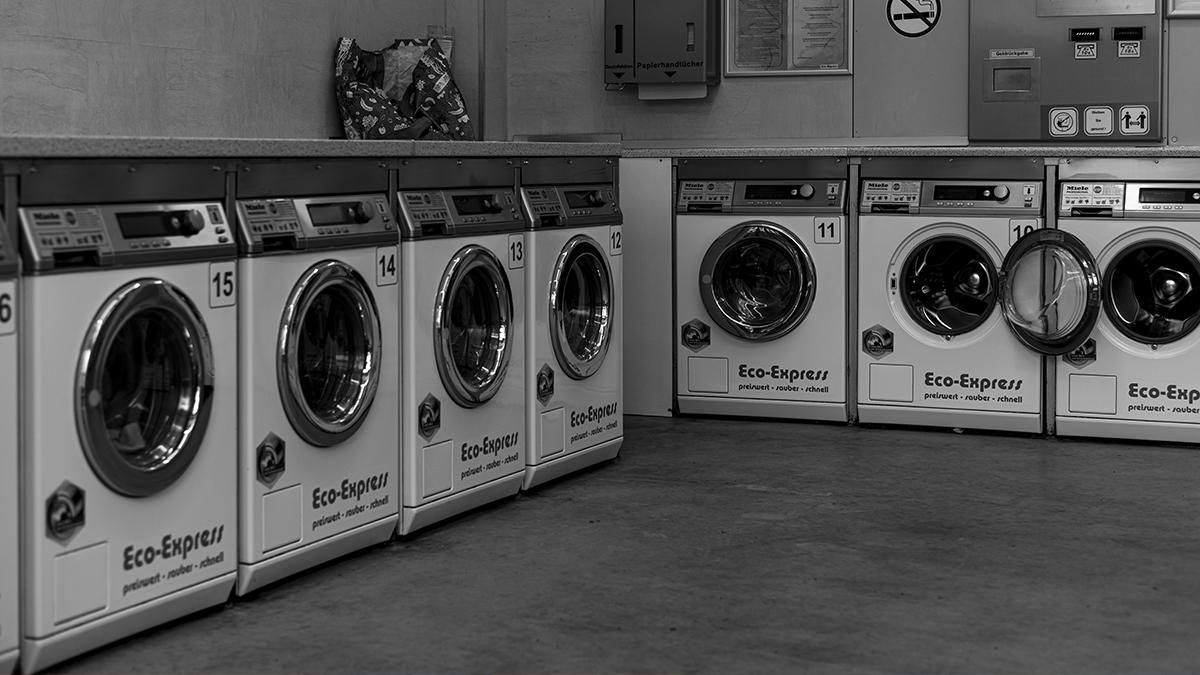 Дефіцит зайшов занадто далеко: виробники скуповують і знищують пральні машини – навіщо
