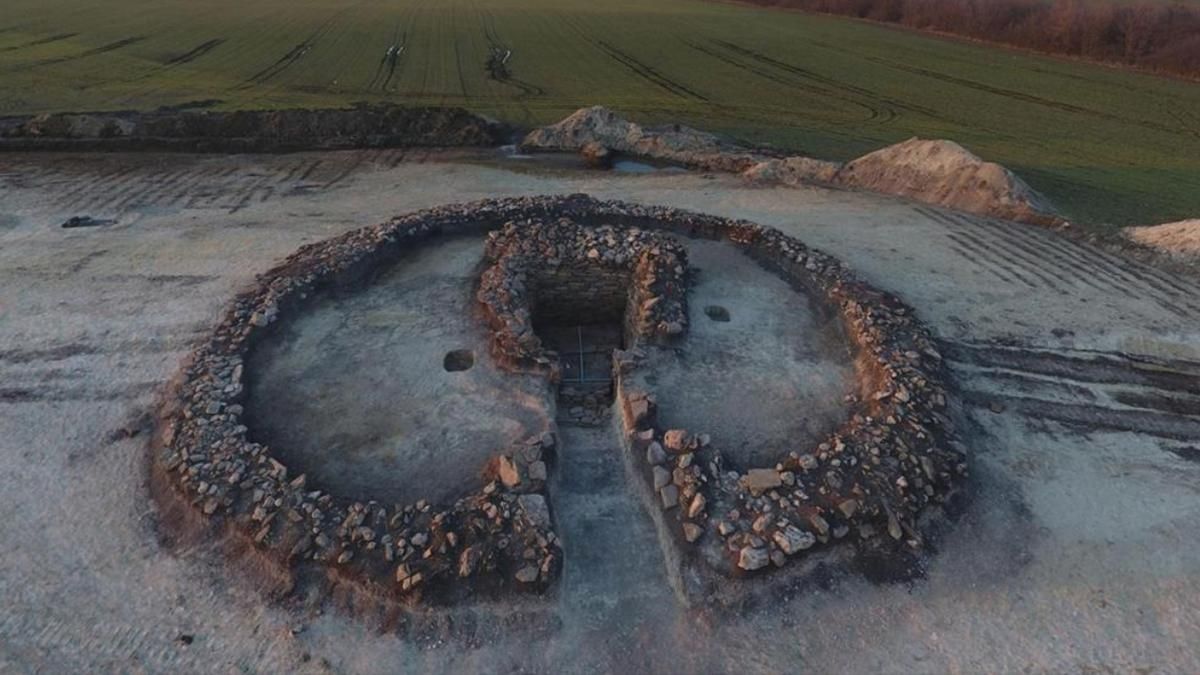 Розкопаний курган