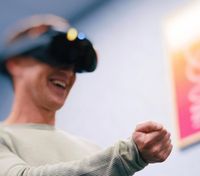 Гарнитура Meta работает сразу с виртуальной и дополненной реальностями: Цукерберг показал в работе