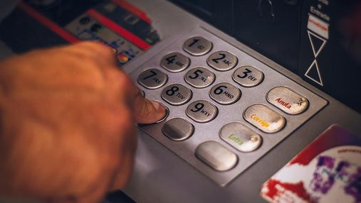 Россия без банкоматов: партнеры остановили продажи, а местные производители к этому не готовы