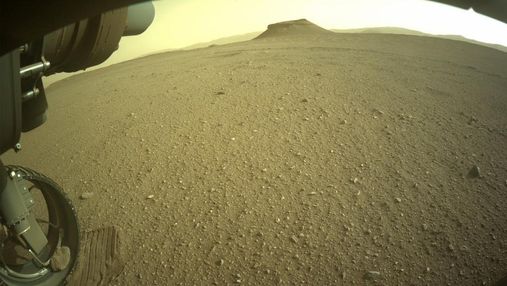 У колесі марсохода Perseverance застряг чималий камінь: свіжі фото з Марса