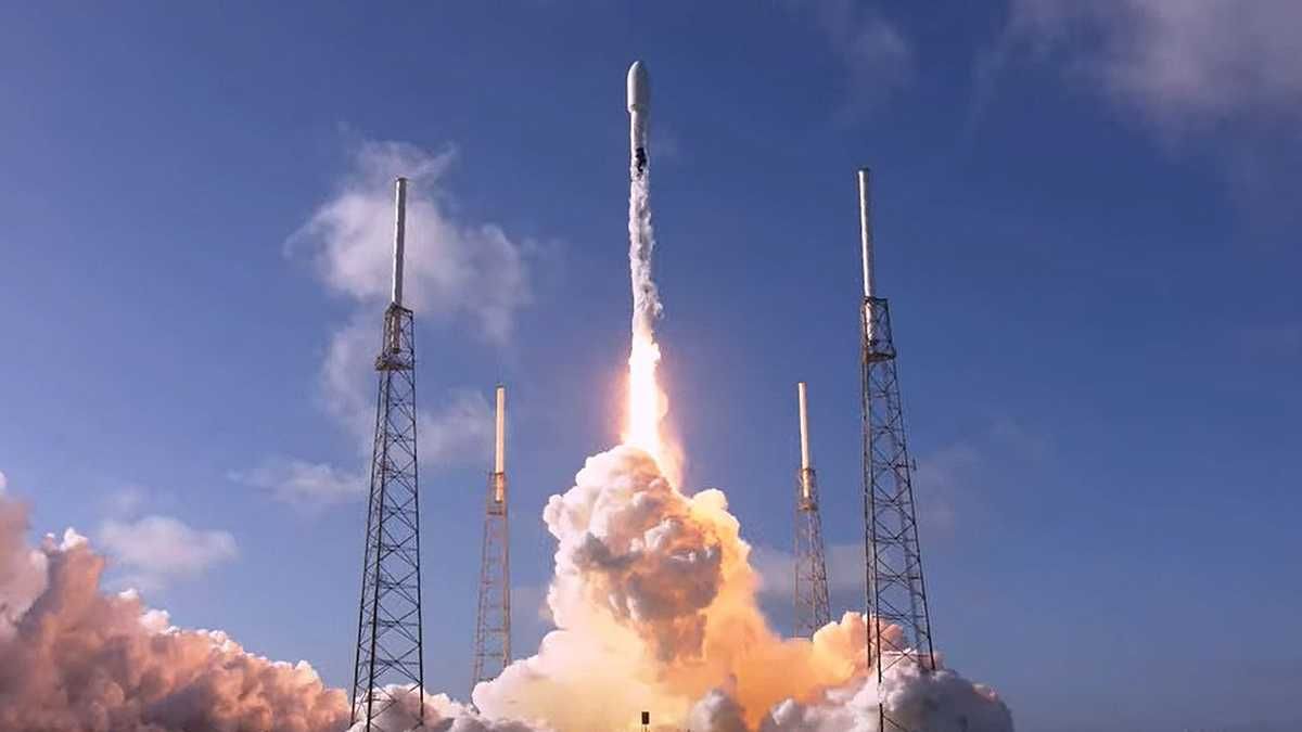Красиве видовище  ракета SpaceX Falcon 9 утворила блакитну спіраль у небі Нової Зеландії - Техно