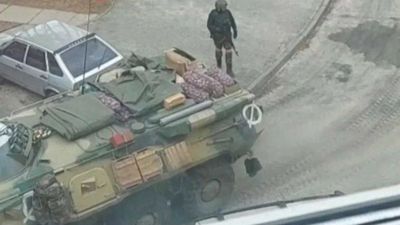 На Харківщині голодні окупанти грабують села: забирають у селян яйця та курей