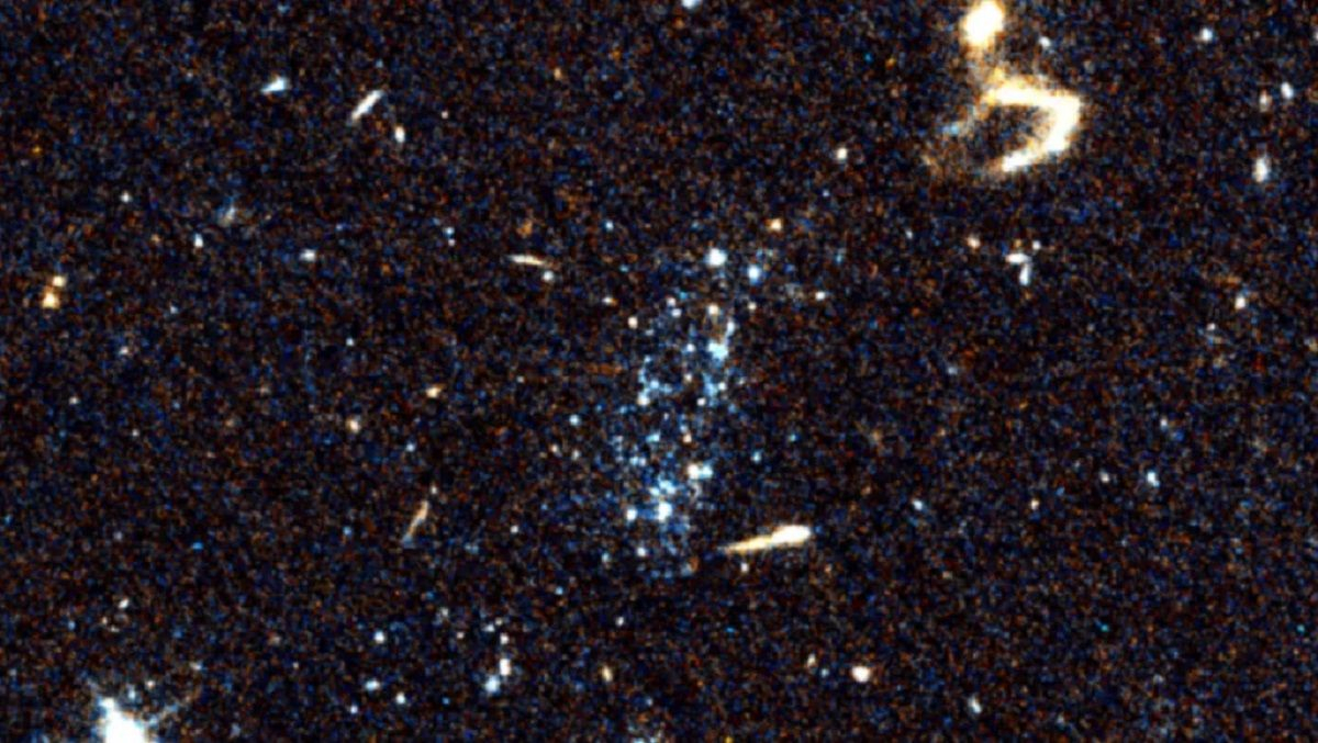 Звездная система "голубое пятно" зафиксирована телескопом "Габбл"