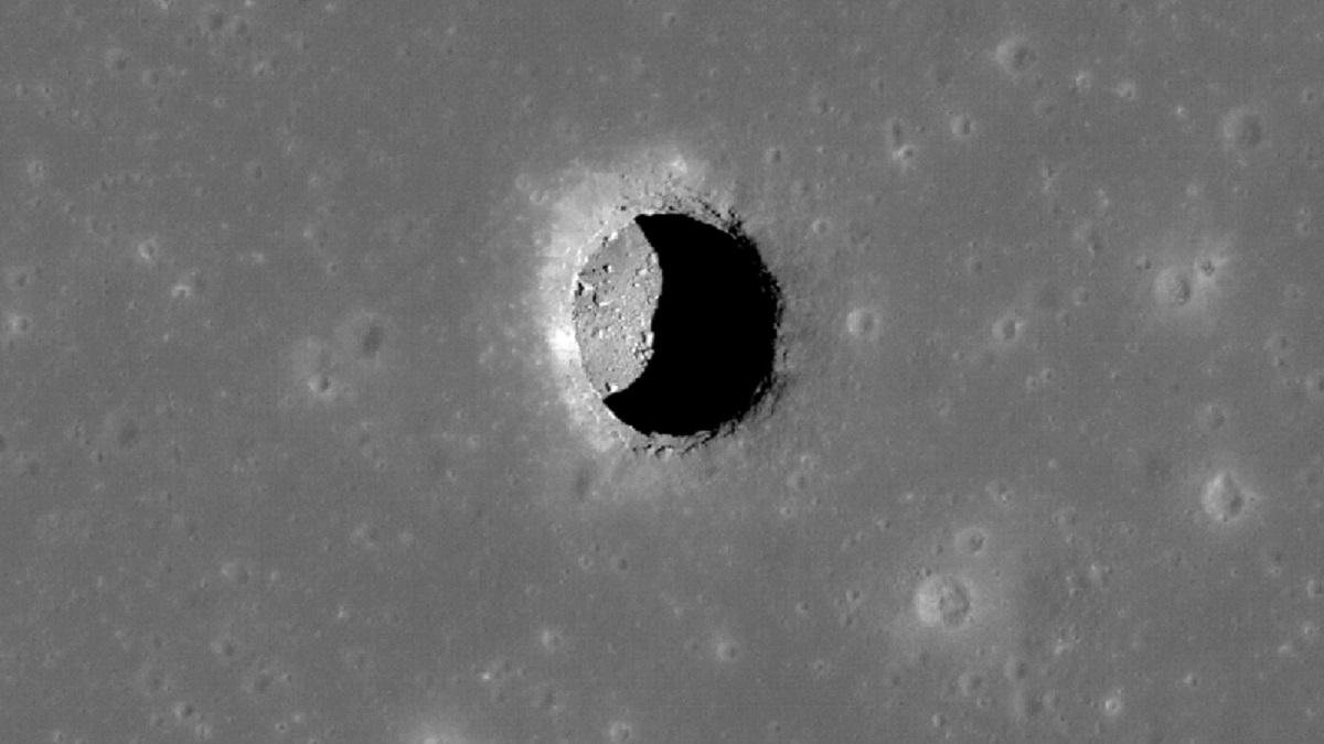 Місячний провал на поверхні супутника