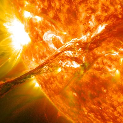 Солнечные языки: что такое выбросы корональной массы Солнца, как они образуются и почему опасны