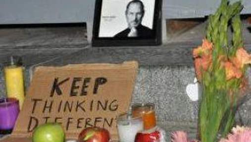 Біля магазинів Apple люди оплакують втрату Стіва Джобса