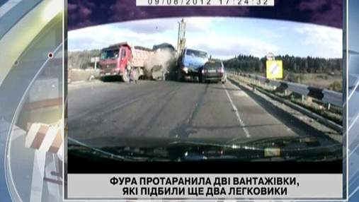 Фура протаранила вантажівки, а ті підбили ще два легковики Фура протаранила вантажівки, а ті підбили ще два легковики
