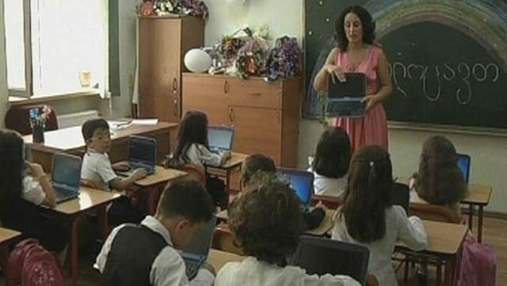 Грузинським школярам роздають комп'ютери для навчання
