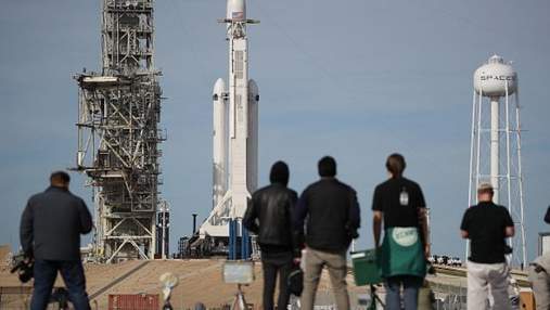 SpaceX запустила ракету-носитель Falcon Heavy с автомобилем Tesla на борту