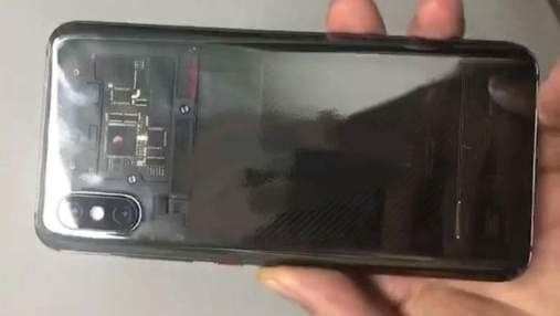 В сети появились живые фото флагманского смартфона Xiaomi Mi 8
