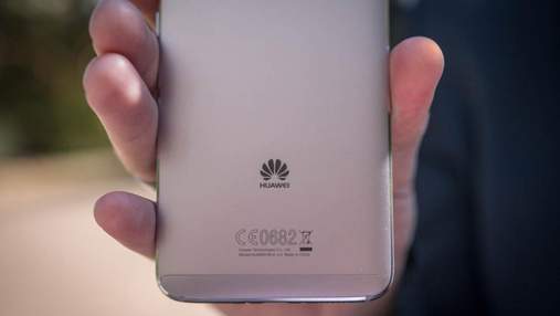 Смартфон Huawei Mate 20 "засветился" в руках сотрудника компании Смартфон Huawei Mate 20 "засветился" в руках сотрудника компании