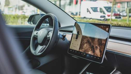 Автопілот Tesla переплутав Місяць з жовтим сигналом світлофора: відео Автопілот Tesla переплутав Місяць з жовтим сигналом світлофора: відео