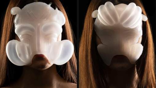 Розробниця створила дивну маску, яка реагує на поведінку в інтернеті